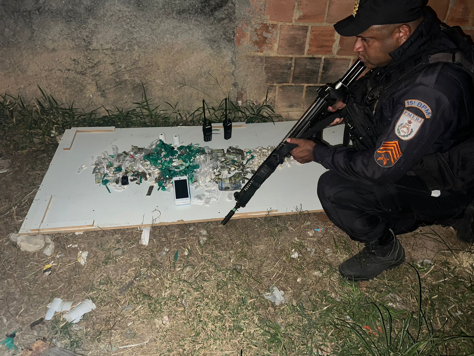 Policiais de Caxias prendem dois traficantes e apreendem drogas no bairro Vila Santa Cruz após receberem informações do Disque Denúncia